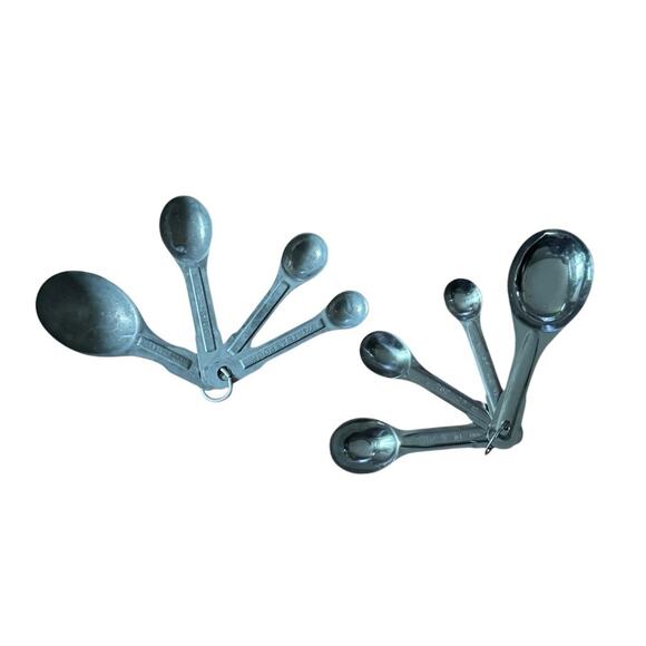 Vintage Measuring Spoons 2 Sets On Rings Kitchen Utensils Mid Century Cooking - Picture 1 of 6